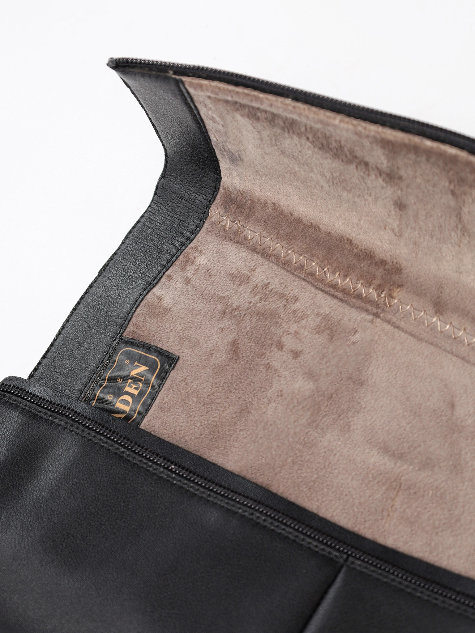 Сапоги черного цвета из натуральной кожи на высоком широком каблуке